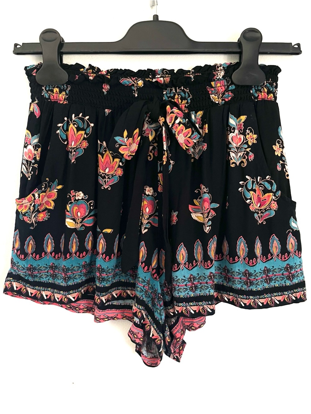 Angie Boho Floral Smocked Waist Shorts With Pockets Size M EUC